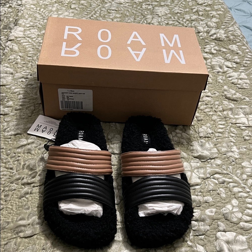 ROAM Black and Tan Comfort Slides